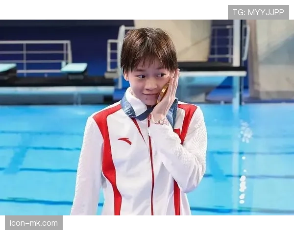 全红婵今天又低调出门，旁边豪车队跟着，普通人想靠近都不敢