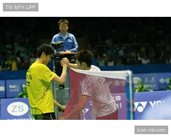 鲍春来私生活照把我打懵了，赛场那个狠角色下班后瞬间变成晒车晒菜的邻居大叔